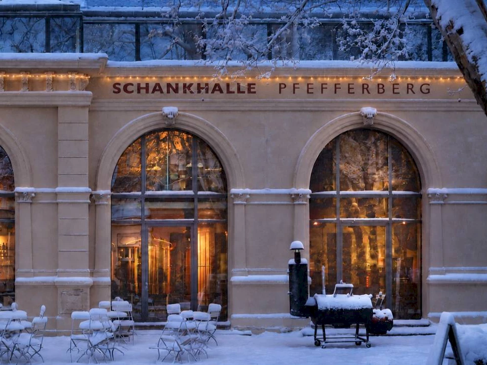Schankhalle außen für Weihnachtsfeier im Prenzlauer Berg AI modified
